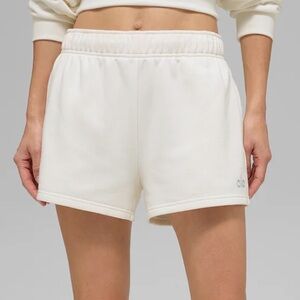 Alo Yoga Accolade Shorts in Ivory